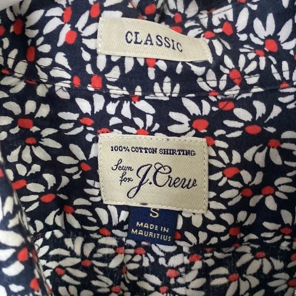 Mens classic J Crew short sleeve button down . Size small . - Picture 2 of 4